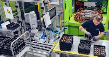 Umspritzen mit IDC bei Magnetspulen für Automotive