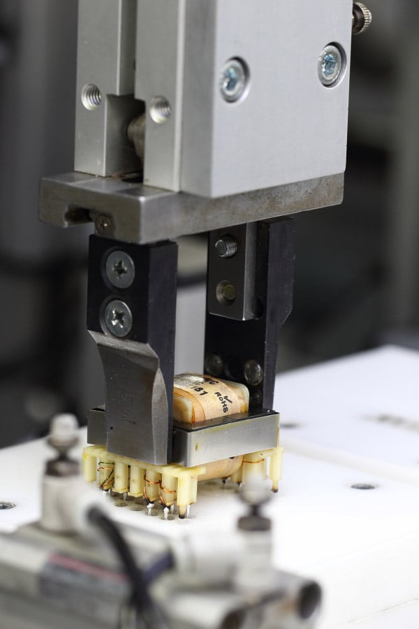 Chaque appareil doté d'un cordon d'alimentation est équipé d'un transformateur. Ils ont généralement des tensions primaires et secondaires standard, comme 230V, 3x400V, 12V, 24V etc. Cependant, la variété des modèles disponibles devient déjà évidente lors du choix de la puissance requise.