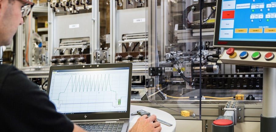 På KUK Group produceras kundspecifika spolar och elektroniska enheter till stor del på automatiserade linjer som utvecklats internt. Detta innebär att vi kan erbjuda dig en mycket attraktiv coilproduktionsprocess när det gäller kvalitet och handel, skräddarsydd efter din volym och tekniska specifikationer.